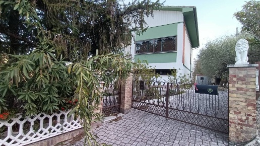 casa indipendente in vendita a Fossombrone