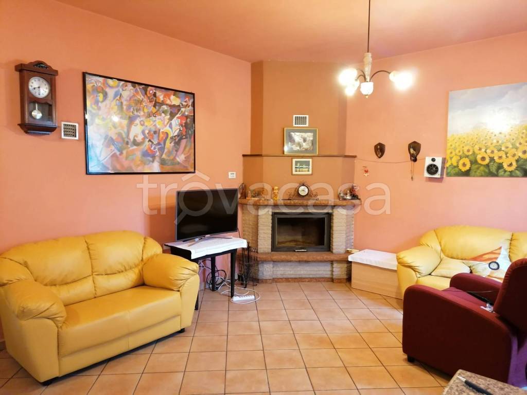 casa indipendente in vendita a Fossombrone