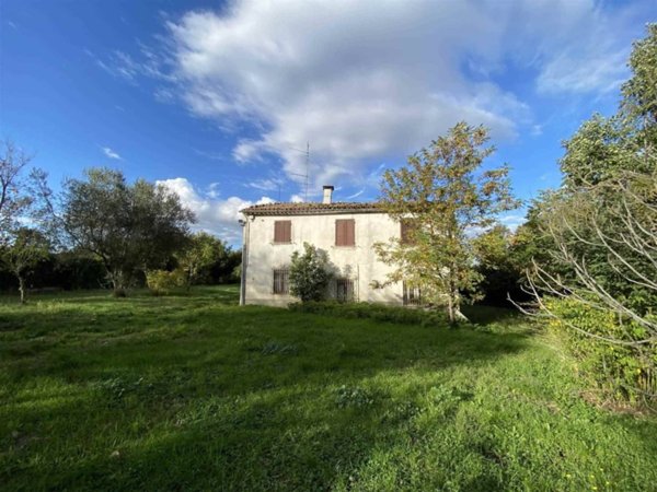 casa indipendente in vendita a Fossombrone