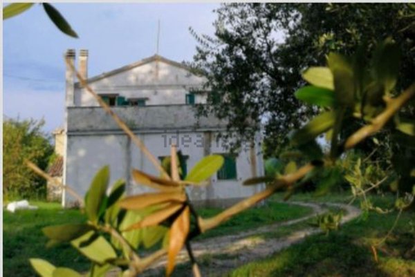 casa indipendente in vendita a Fossombrone