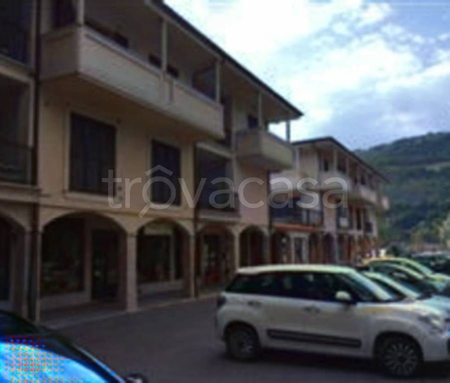 locale commerciale in vendita a Fossombrone