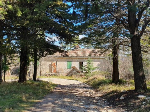 casa indipendente in vendita a Fossombrone