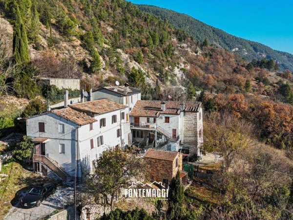 casa indipendente in vendita a Fossombrone in zona Calmazzo
