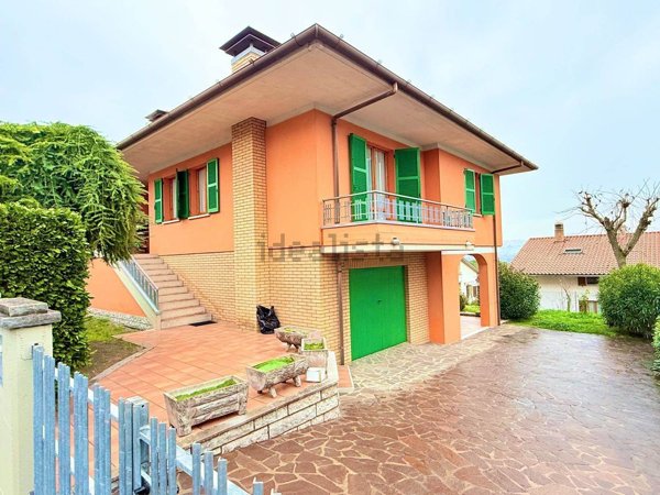 casa indipendente in vendita a Fossombrone