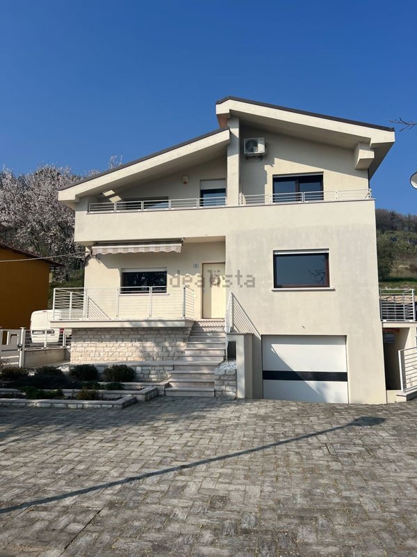 casa indipendente in vendita a Fossombrone