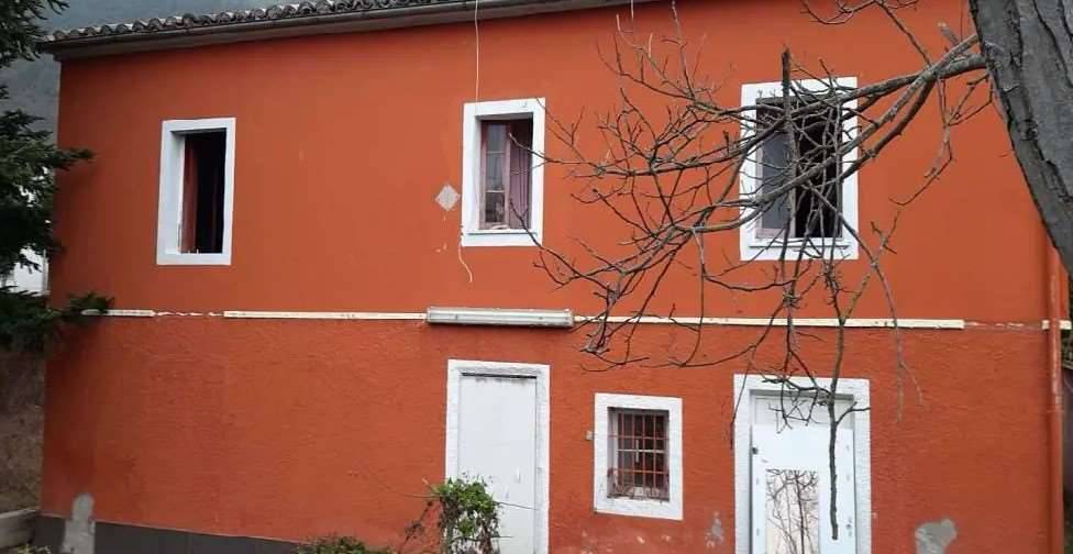 casa indipendente in vendita a Fossombrone