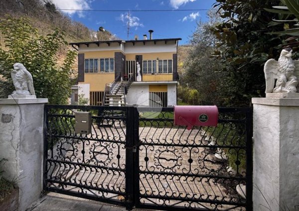 casa indipendente in vendita a Fossombrone