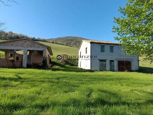 casa indipendente in vendita a Fossombrone