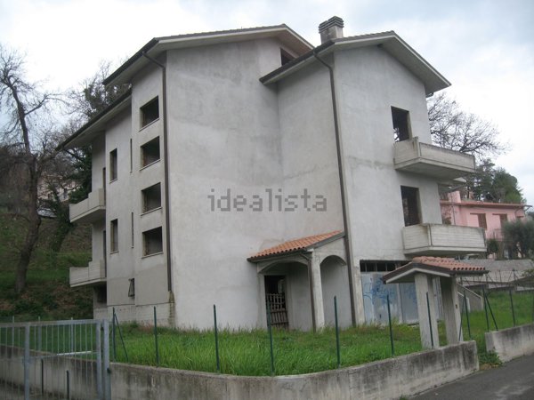 casa indipendente in vendita a Fossombrone