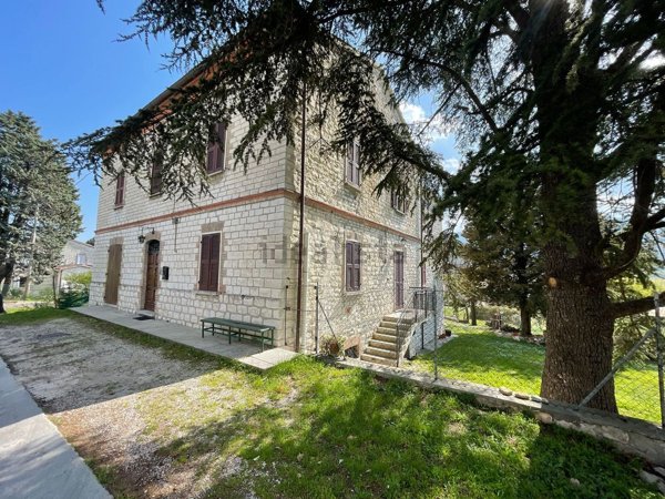 casa indipendente in vendita a Fossombrone