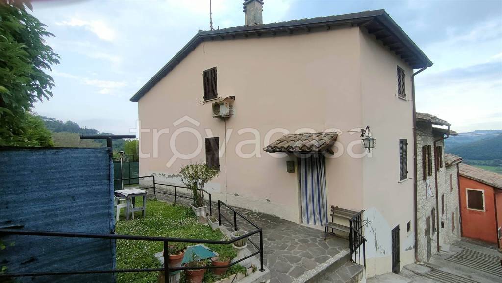 casa indipendente in vendita a Fossombrone