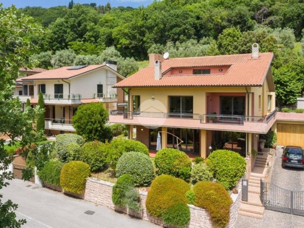 casa indipendente in vendita a Fossombrone