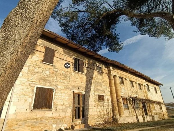 casa indipendente in vendita a Fossombrone