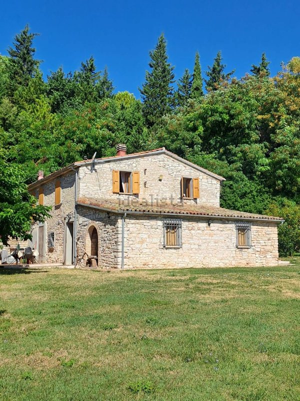 casa indipendente in vendita a Fossombrone