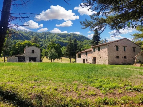 casale in vendita a Fossombrone in zona Ghilardino