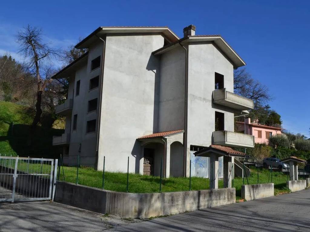 casa indipendente in vendita a Fossombrone