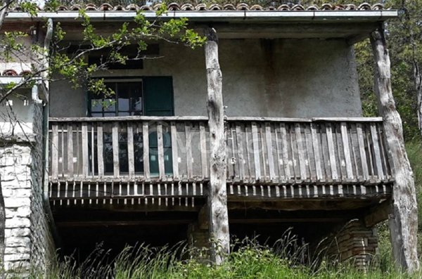 casa indipendente in vendita a Fossombrone