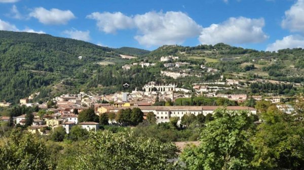 casa indipendente in vendita a Fossombrone