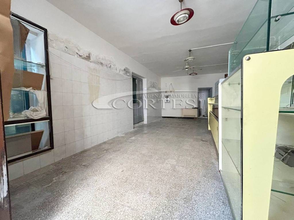 negozio in vendita a Fratte Rosa