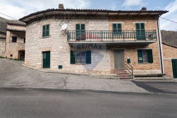 casa indipendente in vendita a Frontone