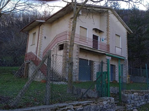 casa indipendente in vendita a Frontone
