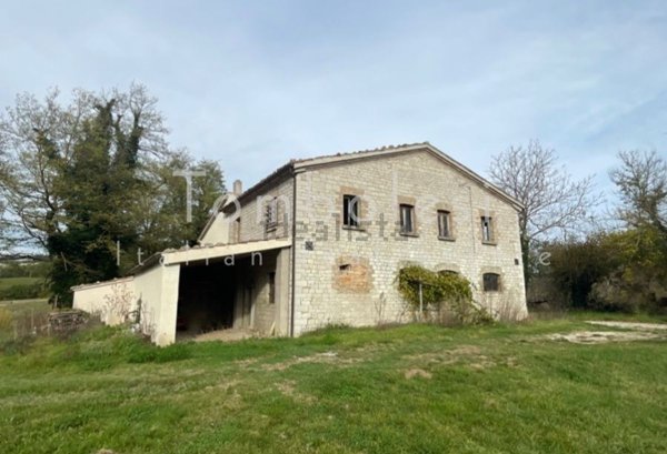 casale in vendita a Frontone