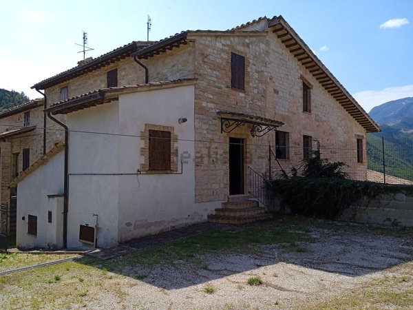 casa indipendente in vendita a Frontone