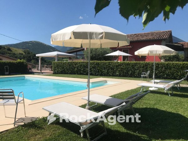 casale in vendita a Frontone