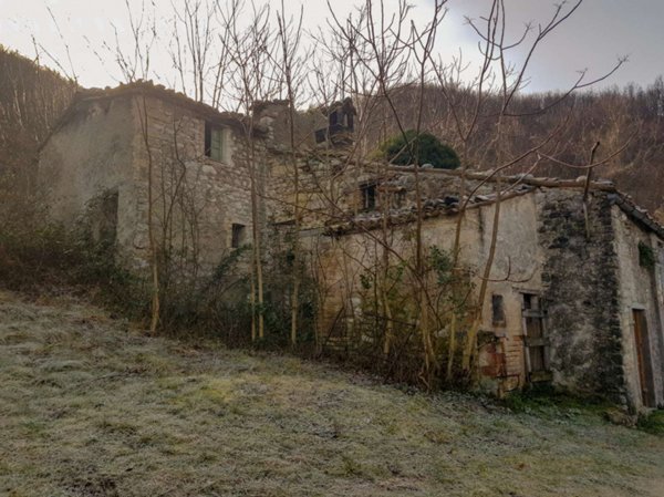 casale in vendita a Frontone
