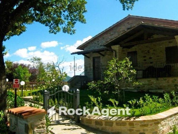 casale in vendita a Frontone