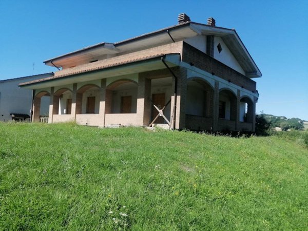 casa indipendente in vendita a Frontone