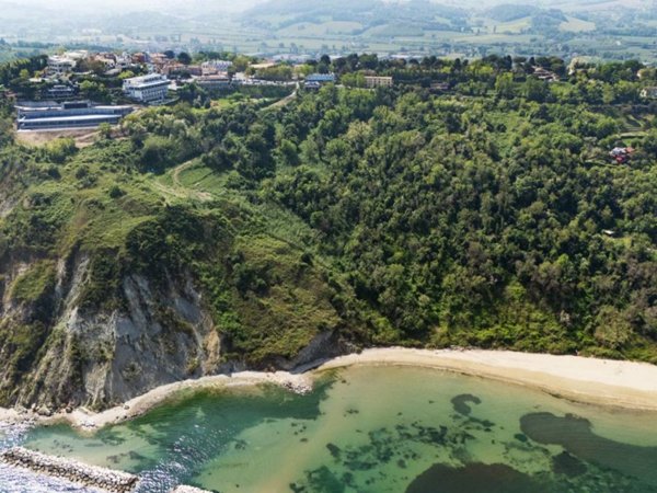 negozio in vendita a Gabicce Mare in zona Gabicce Monte
