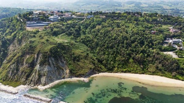 negozio in vendita a Gabicce Mare in zona Gabicce Monte
