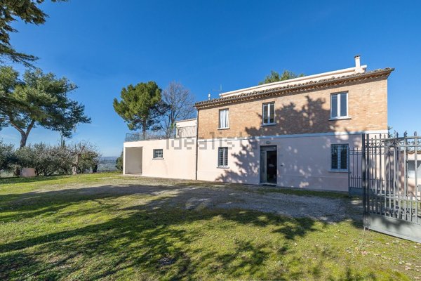 casa indipendente in vendita a Gradara in zona Pievevecchia