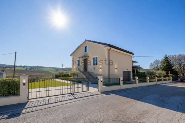 casa indipendente in vendita a Gradara in zona Fanano