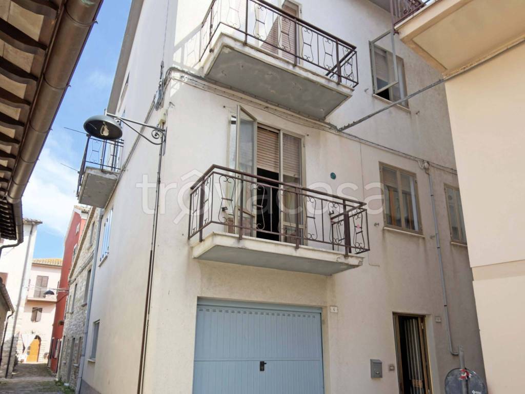 casa indipendente in vendita ad Isola del Piano