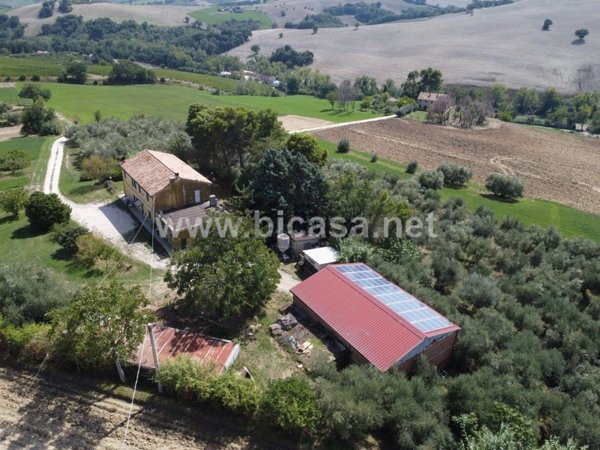 trivano in vendita ad Isola del Piano in zona Castelgagliardo