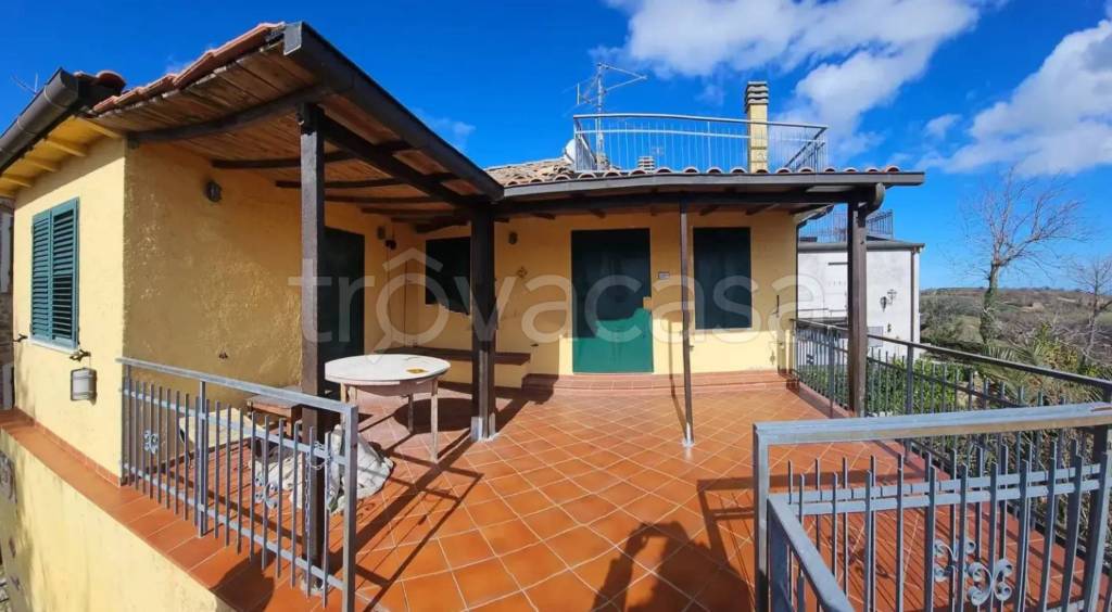 appartamento in vendita a Mercatino Conca in zona Piandicastello