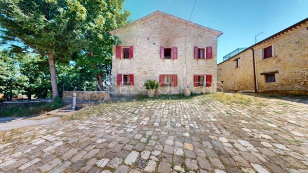 casa indipendente in vendita a Mercatino Conca in zona Piandicastello
