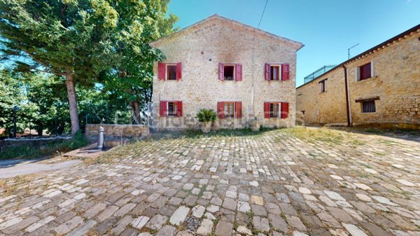 casa indipendente in vendita a Mercatino Conca in zona Piandicastello