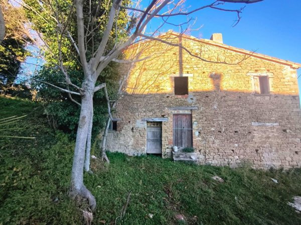 casa indipendente in vendita a Mercatino Conca in zona Piandicastello