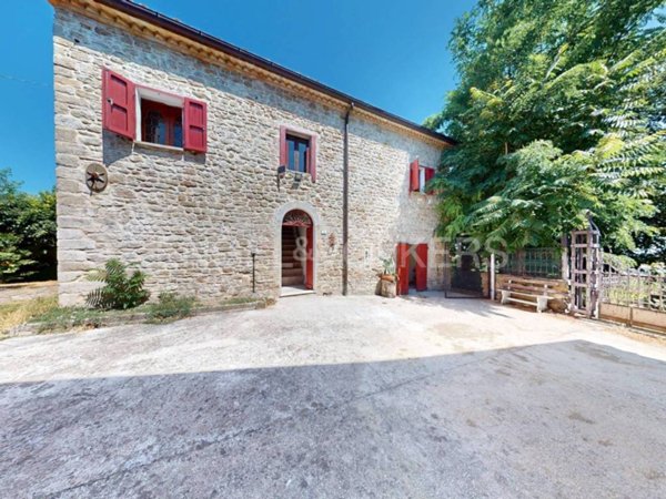 casa indipendente in vendita a Mercatino Conca in zona Piandicastello