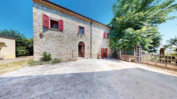 casa indipendente in vendita a Mercatino Conca in zona Piandicastello
