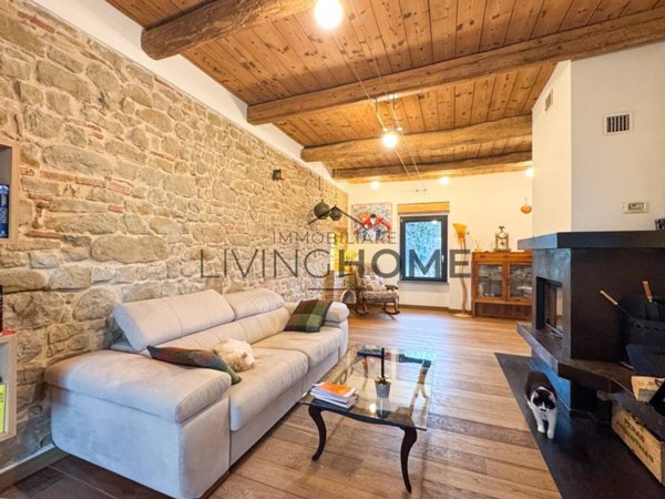casa indipendente in vendita a Mercatino Conca in zona Piandicastello