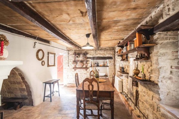 casa indipendente in vendita a Mercatino Conca in zona Piandicastello