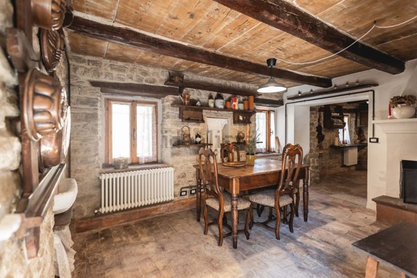 casa indipendente in vendita a Mercatino Conca in zona Piandicastello