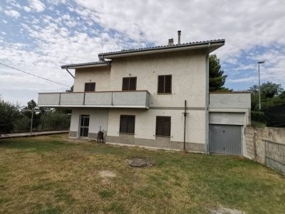 casa indipendente in vendita a Mombaroccio