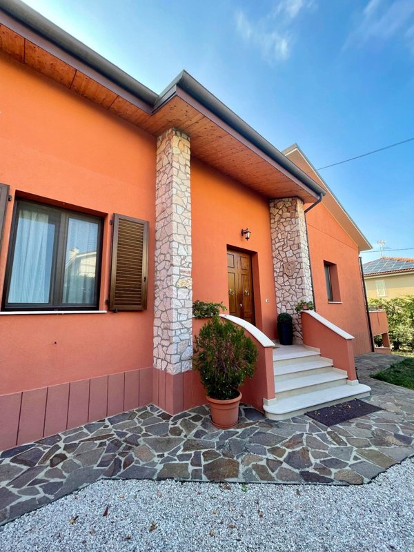 casa indipendente in vendita a Mombaroccio in zona Villagrande
