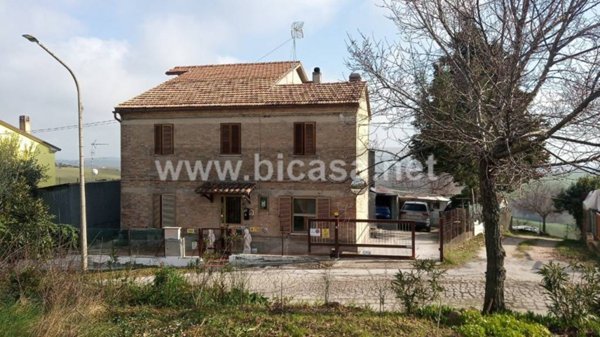 casa indipendente in vendita a Mombaroccio