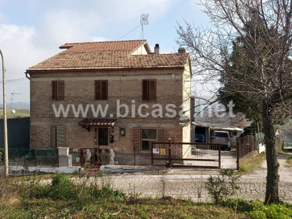casa indipendente in vendita a Mombaroccio